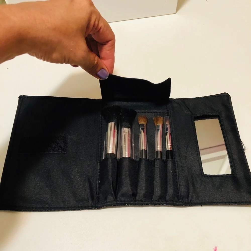 Lord & Tylor set of 5 brushes include the bag